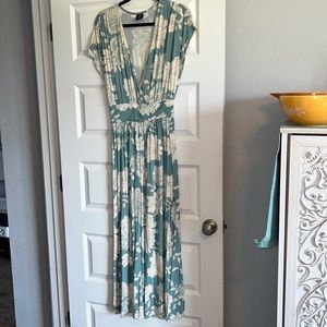 Maxi dress with comfort and style! Size medium
